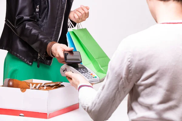 Mujer Compra Zapatos Caja Tienda Ella Está Pagando Con Teléfono — Foto de Stock