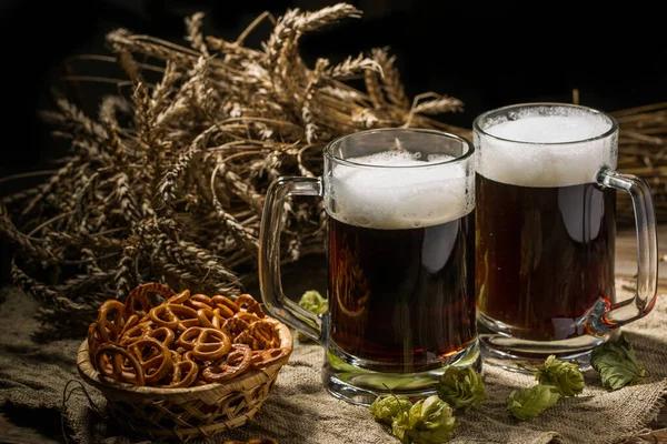 Taza Cerveza Pareja Con Lúpulo Pretzels Tela Lino Mesa Madera —  Fotos de Stock