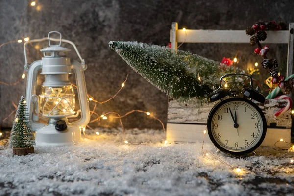 Foto Von Laterne Uhr Schachtel Mit Weihnachtsbaum Brennender Kranz Auf — Stockfoto