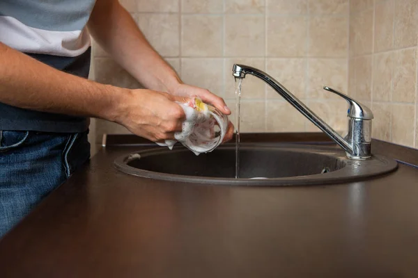 Foto Lado Las Manos Del Hombre Lavando Taza Transparente Fregadero — Foto de Stock