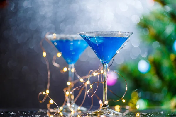 Kerst Foto Van Twee Wijnglazen Met Blauwe Cocktail Slinger Wazig — Stockfoto
