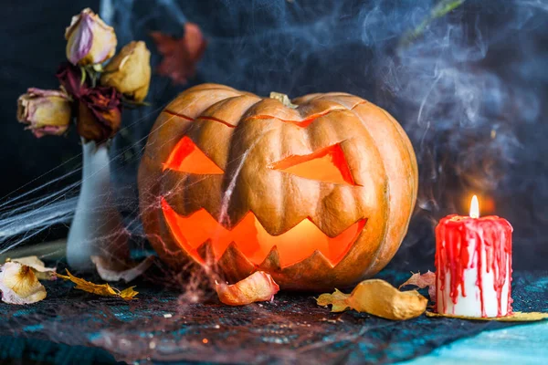 Halloween Zdjęcie Stołu Dynią Płonąca Świeca Pajęczyna Liść Klonu — Zdjęcie stockowe