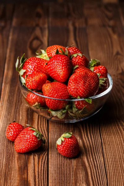 Cuenco Con Fresas Frescas Sobre Mesa Madera — Foto de Stock