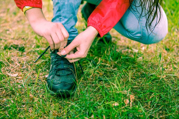 Photo Woman Tying Shoelaces Shoes Woods Day — Stock Photo, Image