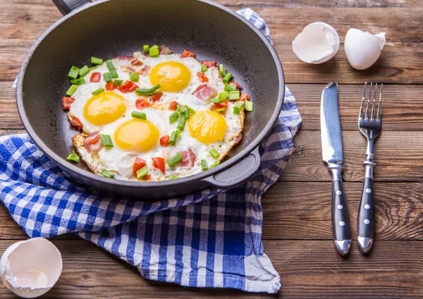 Fred Ägg Pan Med Tomater Och Grön Färsk Lök Frukost — Stockfoto