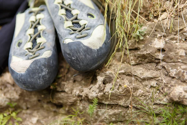 Yazın Taş Üstünde Eski Spor Ayakkabıların Fotoğrafı — Stok fotoğraf