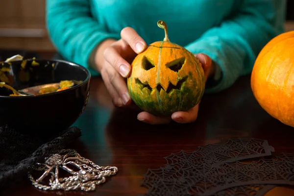 Obraz Rąk Trzymających Latarnię Dyni Siedzącej Przy Drewnianym Stole Halloween — Zdjęcie stockowe