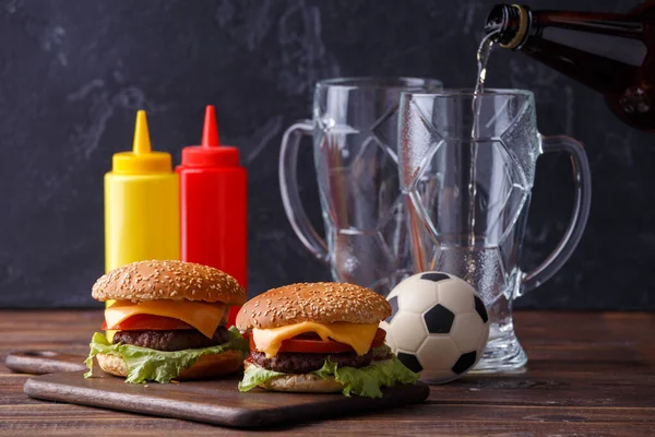 Foto Von Zwei Hamburgern Gläsern Fußball Ketchup Auf Holztisch — Stockfoto