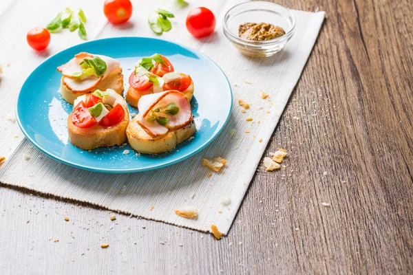 Traditional Italian Antipasti Bruschetta Tomato Cheese Bacon — Stock Photo, Image