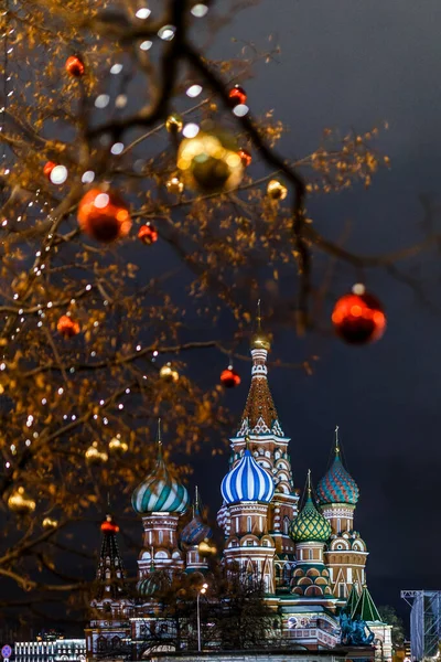 Imagen Árbol Con Bolas Doradas Rojas Sobre Fondo Catedral Por —  Fotos de Stock