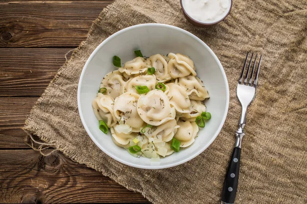 Vleesknoedels Russische Pelmeni Ravioli Met Vlees Een Witte Plaat Een — Stockfoto