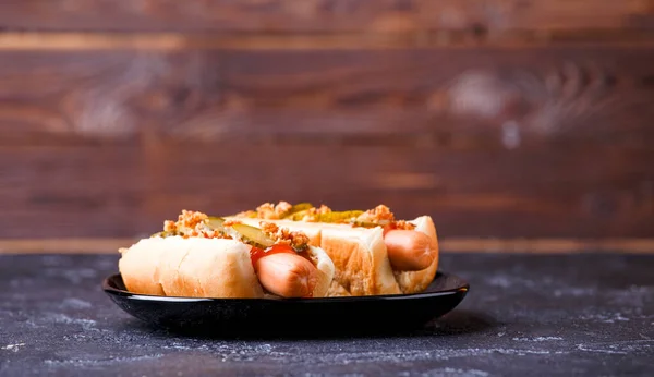 Foto Hot Dog Sul Piatto Nero Tavola — Foto Stock