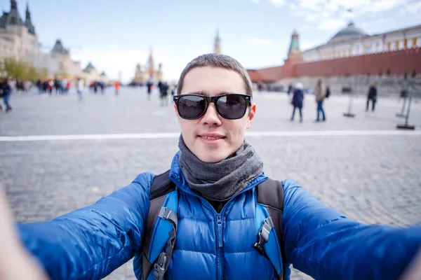 Homem Alegre Fazendo Selfie Rua — Fotografia de Stock