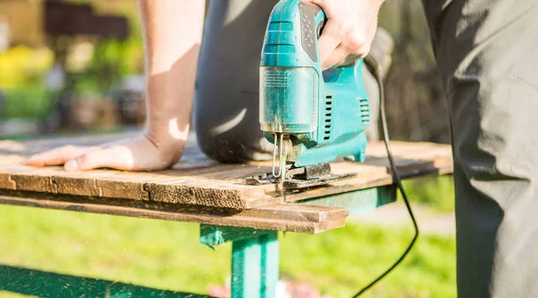 Arbetare Med Elektrisk Jiggsåg Fixeringsbänk Parken — Stockfoto