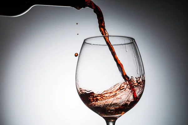 Vino Uva Versato Dalla Bottiglia Nel Bicchiere Vino Vetro Sfondo — Foto Stock