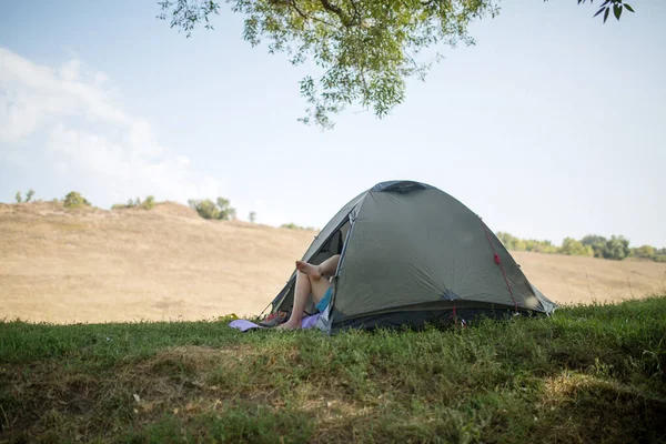 夏の日に緑の芝生の上でテントの写真 — ストック写真