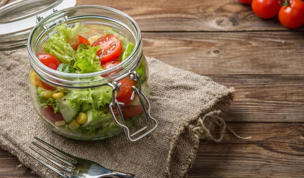 Tafel Geserveerd Met Groentesalade Vork Kerstomaten — Stockfoto