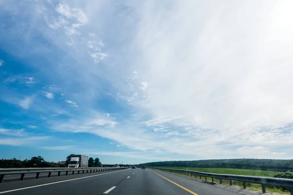 Foto Carretera Con Coches Verano —  Fotos de Stock