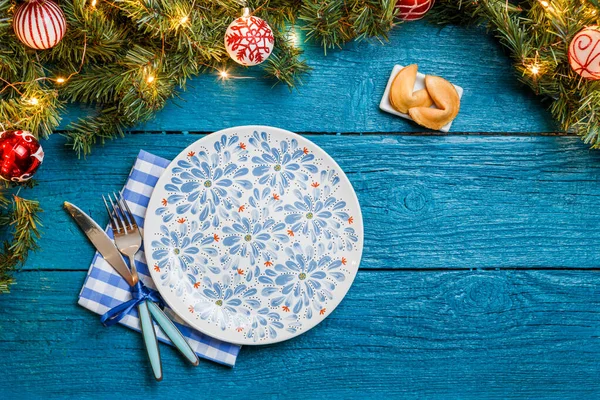 杉木新年枝条的照片 饼干与预测 餐巾纸蓝色木制背景 — 图库照片