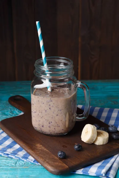 Imagem Jarro Com Milkshake Com Palha Banana Bagas Tábua Corte — Fotografia de Stock