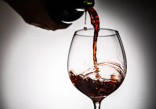 Виноградний Налив Пляшки Винний Келих Скла Порожньому Фоні — стокове фото