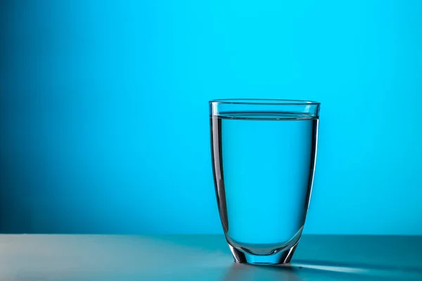 Agua Vidrio Sobre Fondo Azul Oscuro —  Fotos de Stock