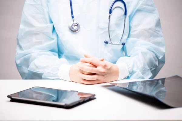 Doctor Sits Table Front Him Lies Tablet Ray Image Technological — Stock Photo, Image