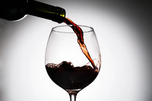 Van Fles Groen Glas Gieten Wijn Wijnglas Een Lege Achtergrond — Stockfoto