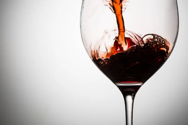 Vin Rouge Versé Dans Verre Vin Transparent Pris Mouvement — Photo