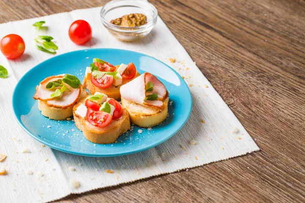 Traditional Italian Antipasti Bruschetta Tomato Cheese Bacon — Stock Photo, Image