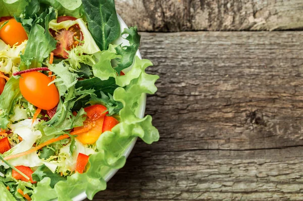 Salade Met Verse Groenten Tomaten Wortelen Paprika Gemengde Groenen Rucola — Stockfoto