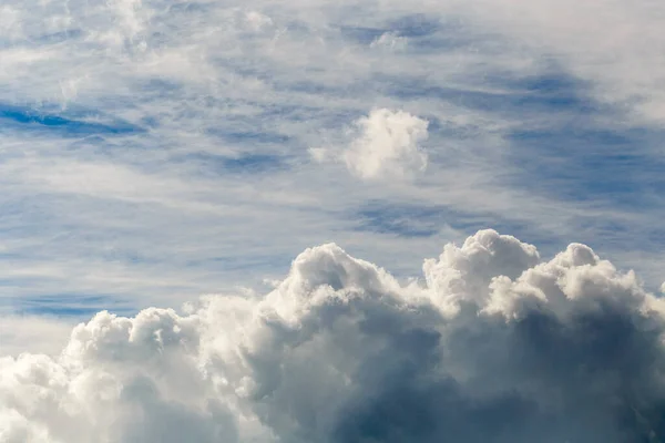 Blå Himmel Med Moln Närbild Naturlig Bakgrund — Stockfoto