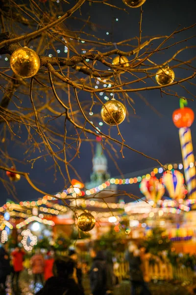 Picture Tree Golden Balls Background Building Burning Garland — Stock Photo, Image