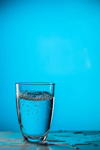 Vidro Água Sobre Fundo Azul Foto Estúdio — Fotografia de Stock