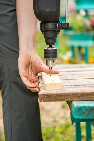 Foto Del Hombre Con Tablero Tornillo Taladro Banco Parque — Foto de Stock