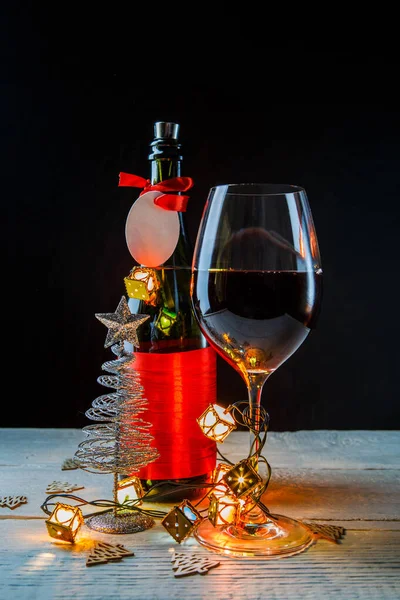 Nieuwjaarsbeeld Van Fles Met Rood Lint Kerstboom Speelgoed Wijnglas Donkere — Stockfoto