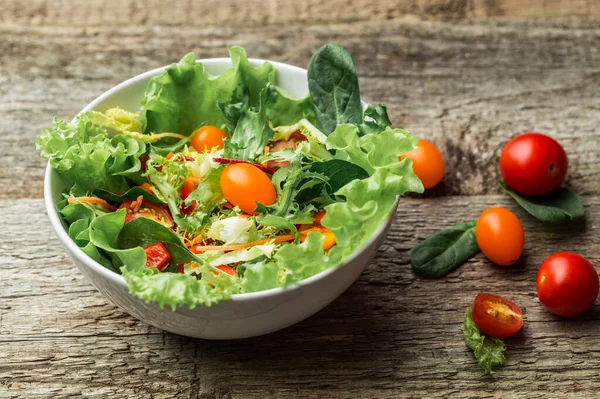 Salad Fresh Vegetables Tomatoes Carrots Bell Peppers Mixed Greens Arugula — Stock Photo, Image