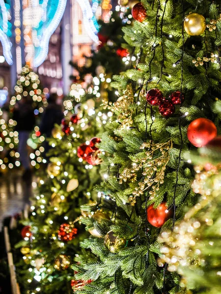 Foto Año Nuevo Ramas Abeto Decoradas Con Bolas Flores Con —  Fotos de Stock