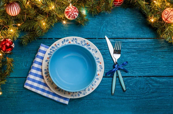 餐巾在蓝色木制背景上的新年枝条照片 — 图库照片