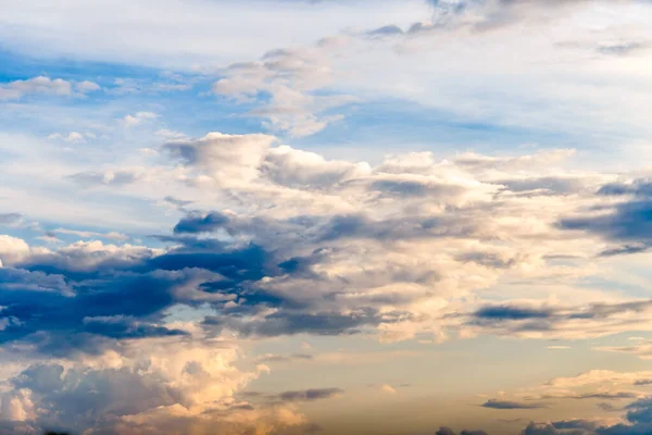Blå Himmel Med Moln Och Sol Närbild Naturlig Bakgrund — Stockfoto