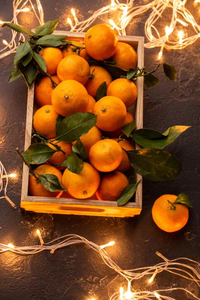 Photo Tangerines Wooden Box Black Table Garland — Stock Photo, Image