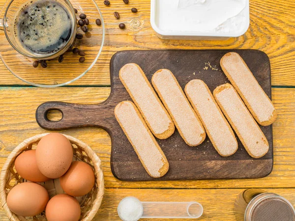 Imagem Cima Mesa Com Biscoitos Ovos Creme Cremoso — Fotografia de Stock