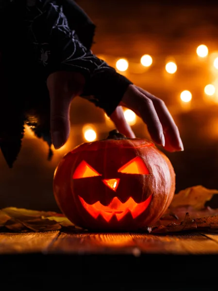 Bild Von Halloween Hintergrund Mit Kürbis Und Hexenhand Auf Holztisch — Stockfoto