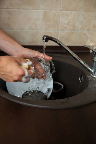 Imagen Del Lado Las Manos Del Hombre Lavando Taza Transparente — Foto de Stock