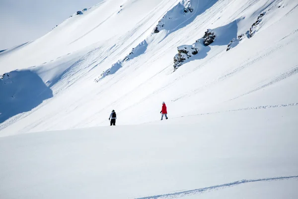 Foto Longe Dois Esquiadores Desportivos Resort Nevado Tarde Inverno — Fotografia de Stock