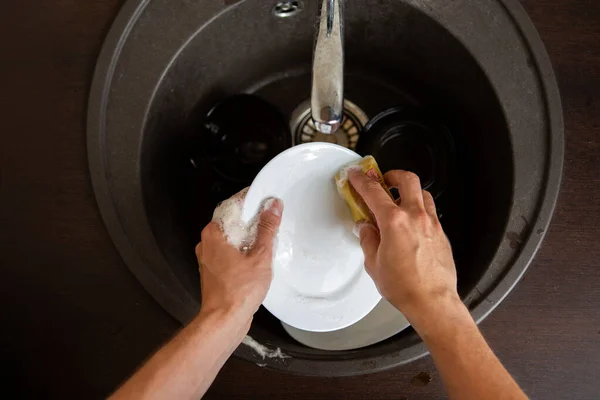 Imagen Arriba Las Manos Del Hombre Lavando Plato Fregadero Cocina — Foto de Stock