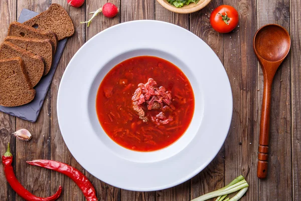 Bietensoep Wit Bord Met Groenten Houten Tafel Borch Traditioneel Russisch — Stockfoto