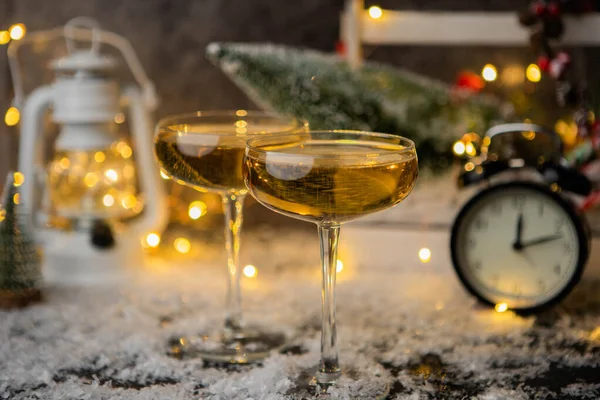 Photo Two Wine Glasses Table Snow Blurred Background Christmas Tree — Stock Photo, Image