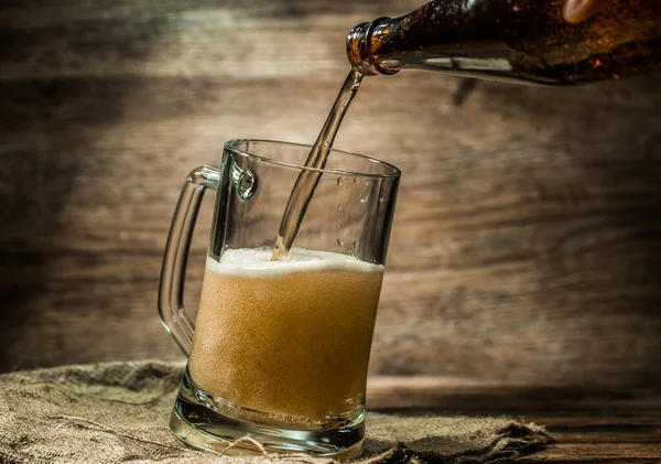 Пиво Бутылки Наливают Кружку Стоя Деревянном Столе — стоковое фото