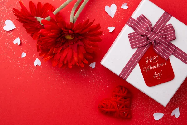 Presente Gerberas Vermelhas Coração Fundo Vermelho Conceito Amor Para Dia — Fotografia de Stock